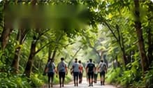 Nhóm du khách đi bộ trên đường rừng