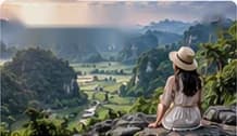 Du khách đội mũ ngắm thung lũng Ninh Bình