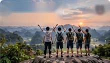 Nhóm bạn giơ tay trên đỉnh núi