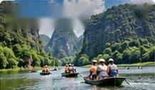 Thuyền trên sông Tràng An giữa núi đá vôi