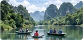 Thuyền nhỏ trên sông giữa các núi đá vôi Tràng An
