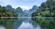 Mặt hồ xanh giữa núi rừng