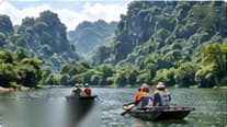 Thuyền trên sông giữa núi đá vôi Tràng An