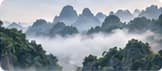 Núi rừng chìm trong sương mù